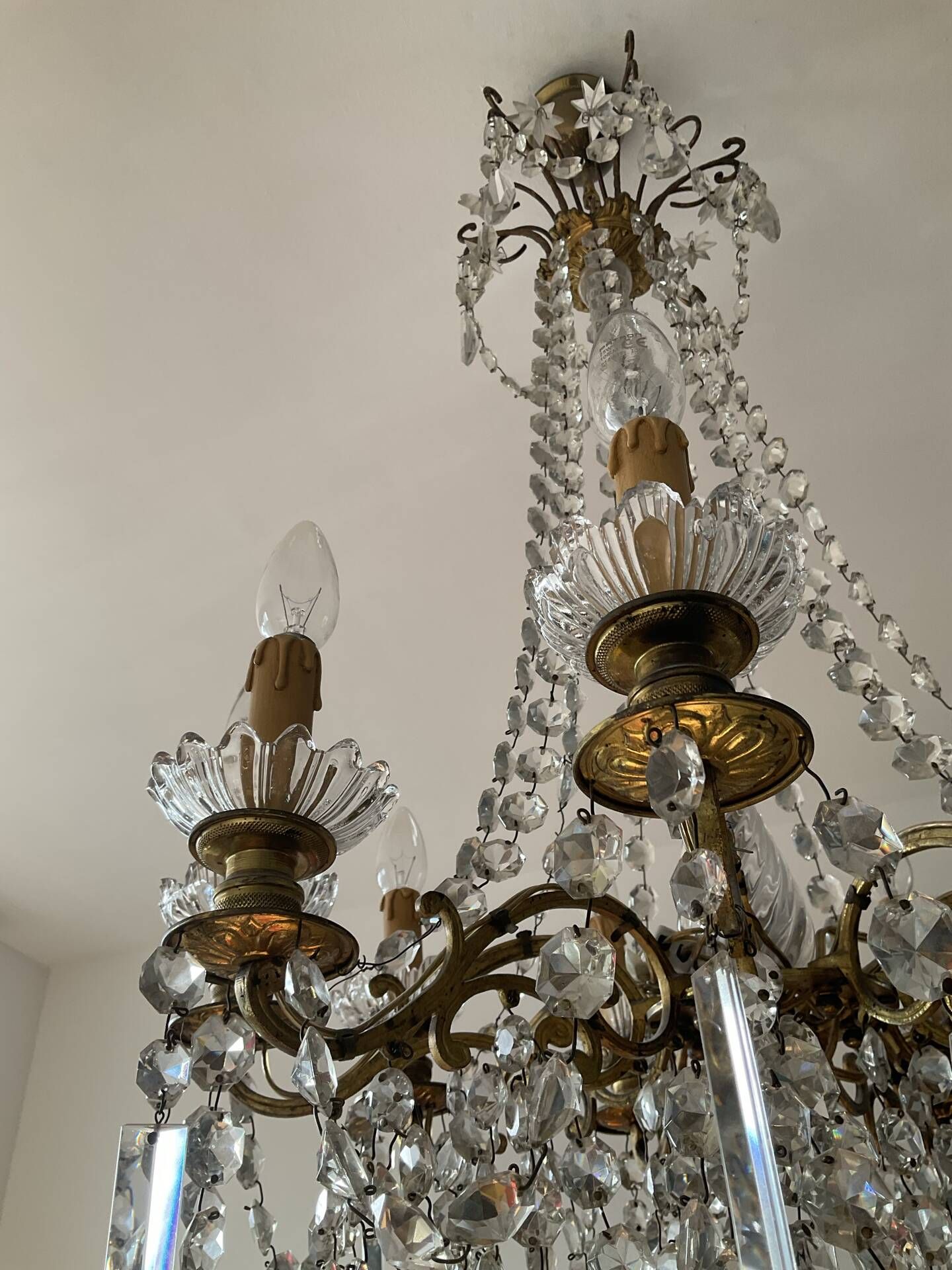Grand chandelier in Louis XV style with crystal pendants.