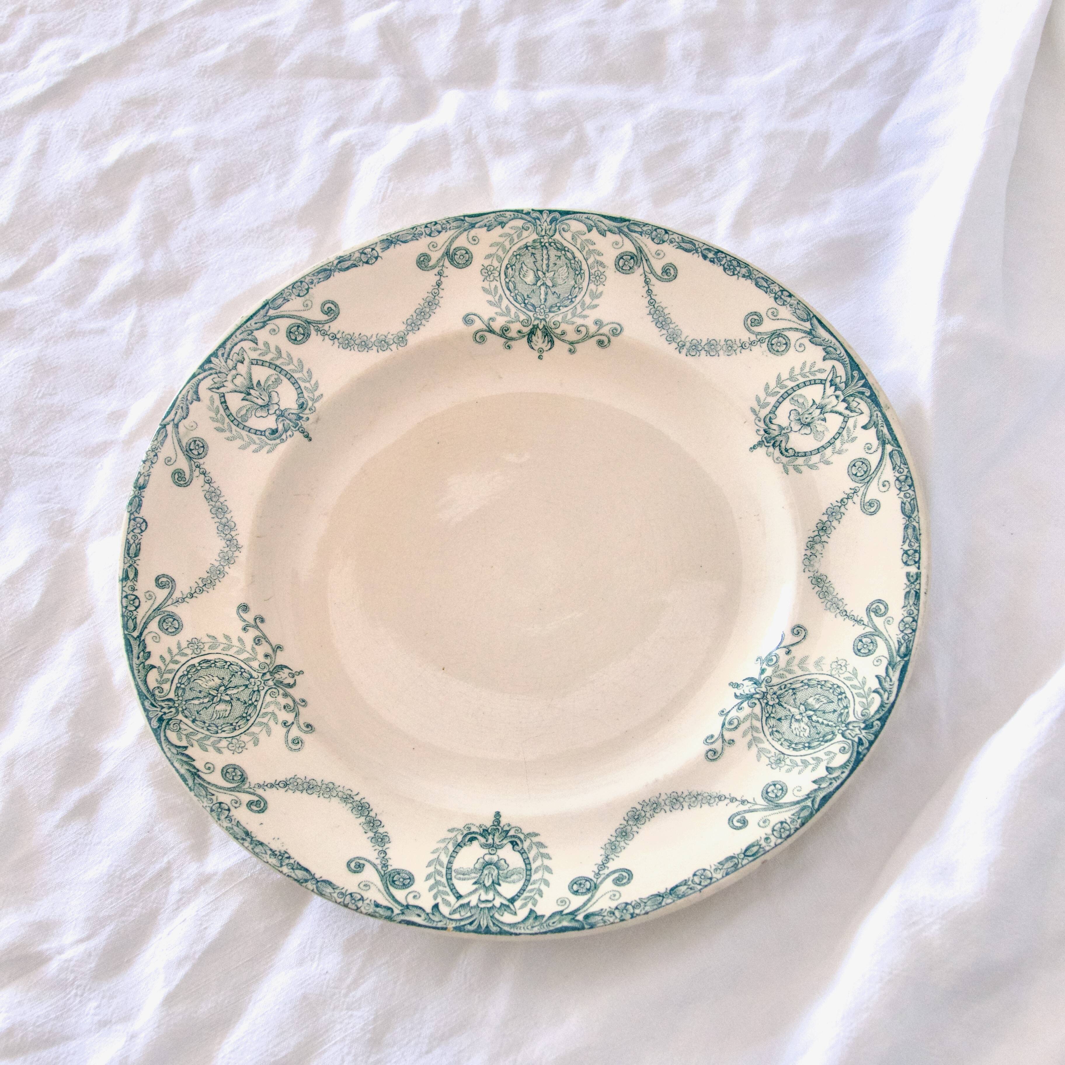 Assiettes plates XIXe Longwy terre de fer "Pierrefonds"