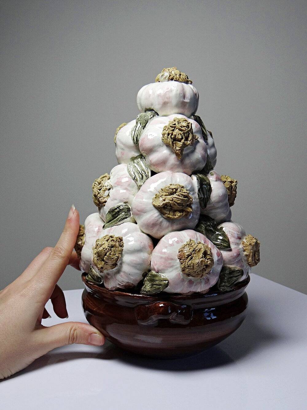 Vintage trompe-l'œil garlic pyramid in glazed ceramic from Manises, Spain.