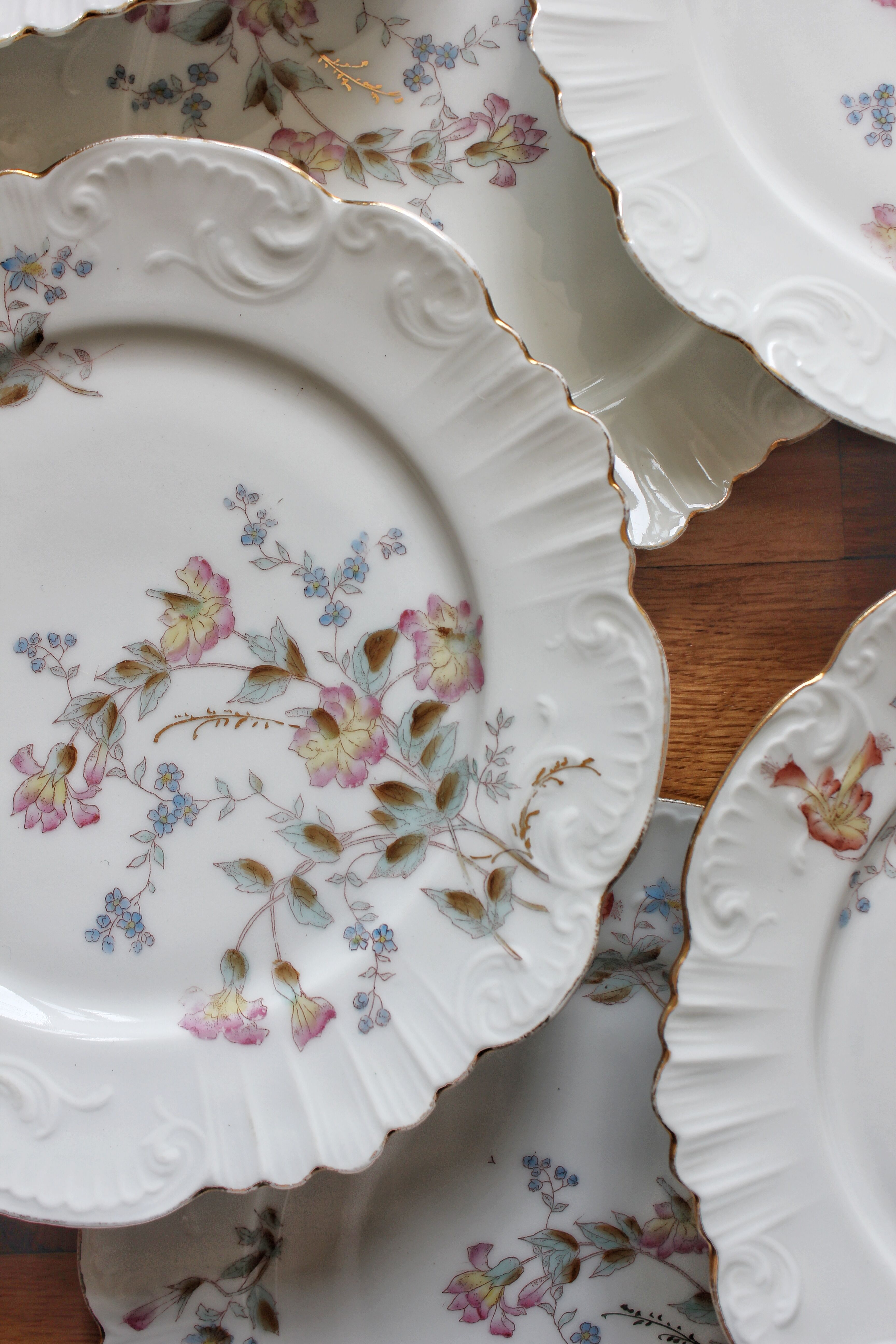 12 assiettes à dessert en porcelaine ancienne décor polychrome floral début XXe