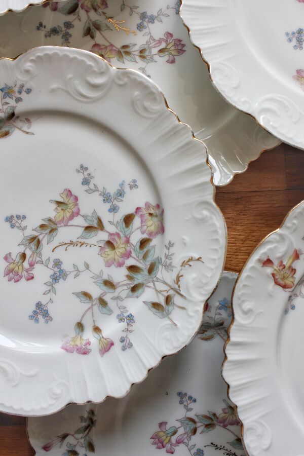 12 assiettes à dessert en porcelaine ancienne décor polychrome floral début XXe