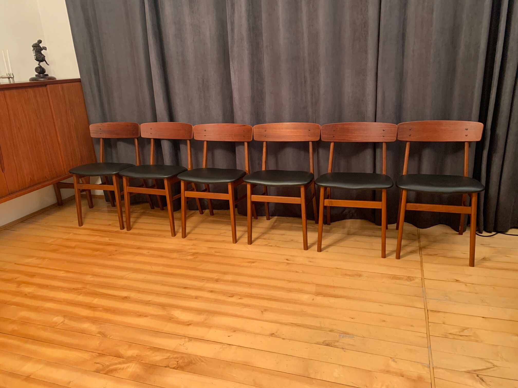 Ensemble de six chaises de style Børge Mogensen Farstrup, Danemark, années 1960.