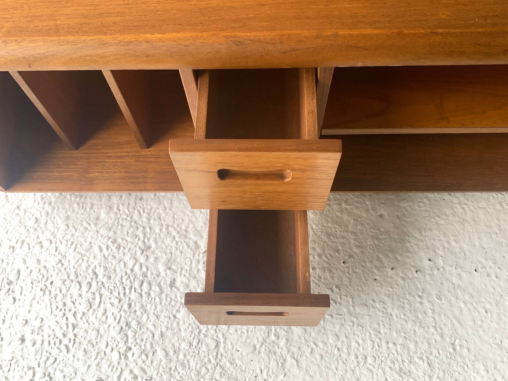 Support multimédia moderne du milieu du siècle des années 1960 / table basse par Meredrew