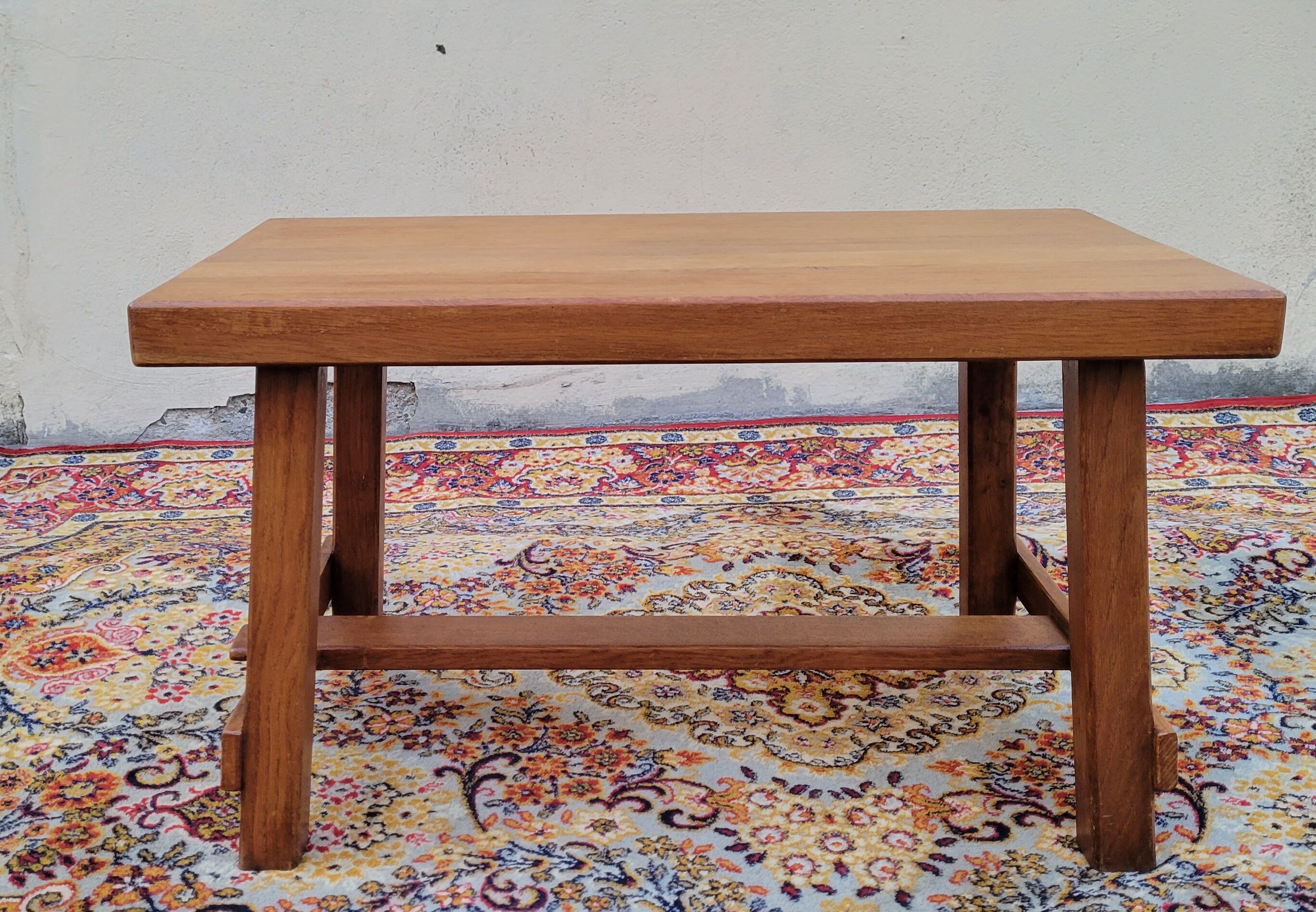 Table basse brutaliste en chêne clair