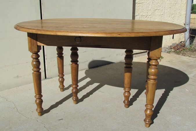 Extendable dining room table