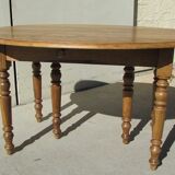 Extendable dining room table