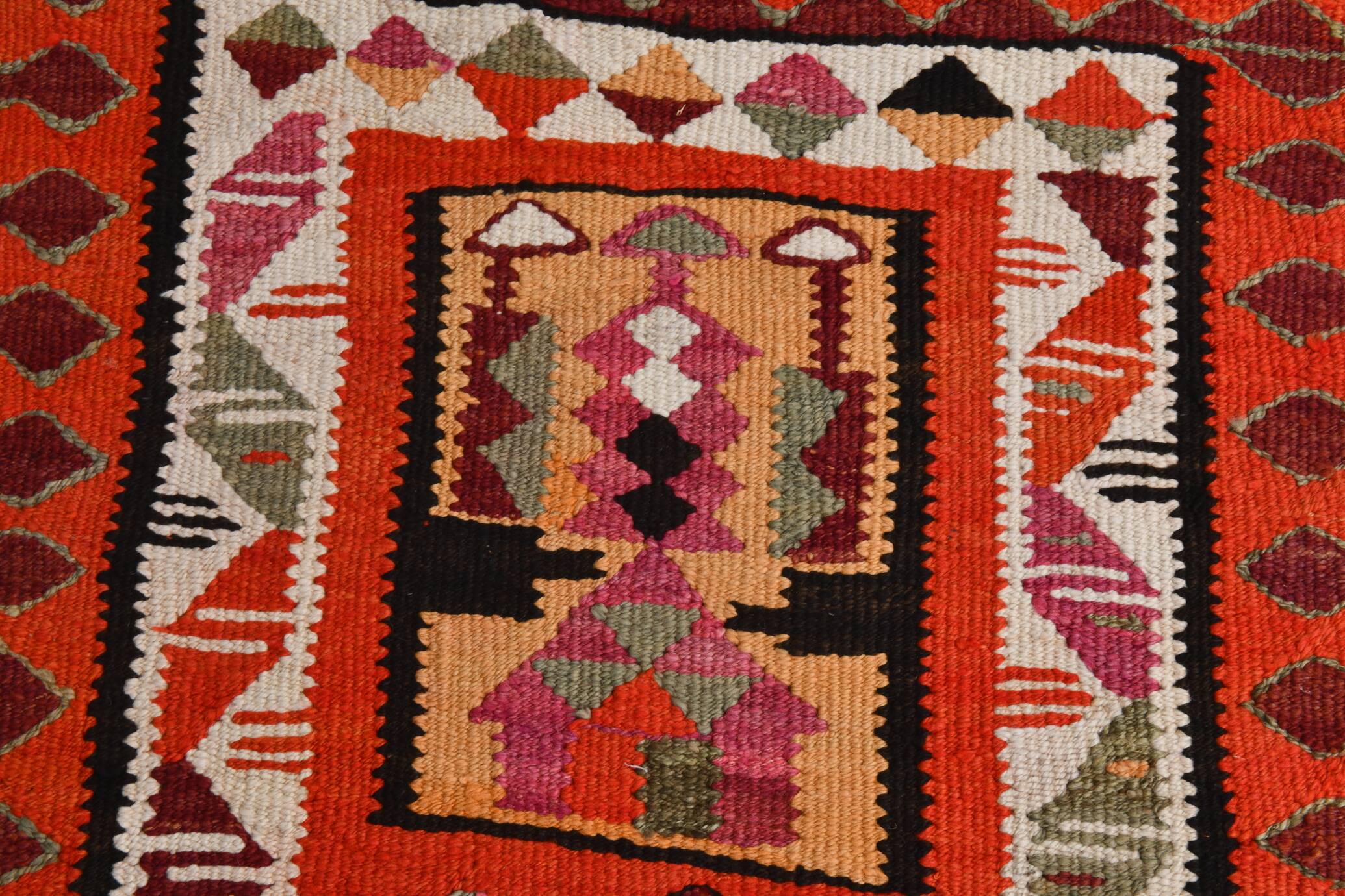 Tapis de couloir tribal kilim géométrique orange et rose