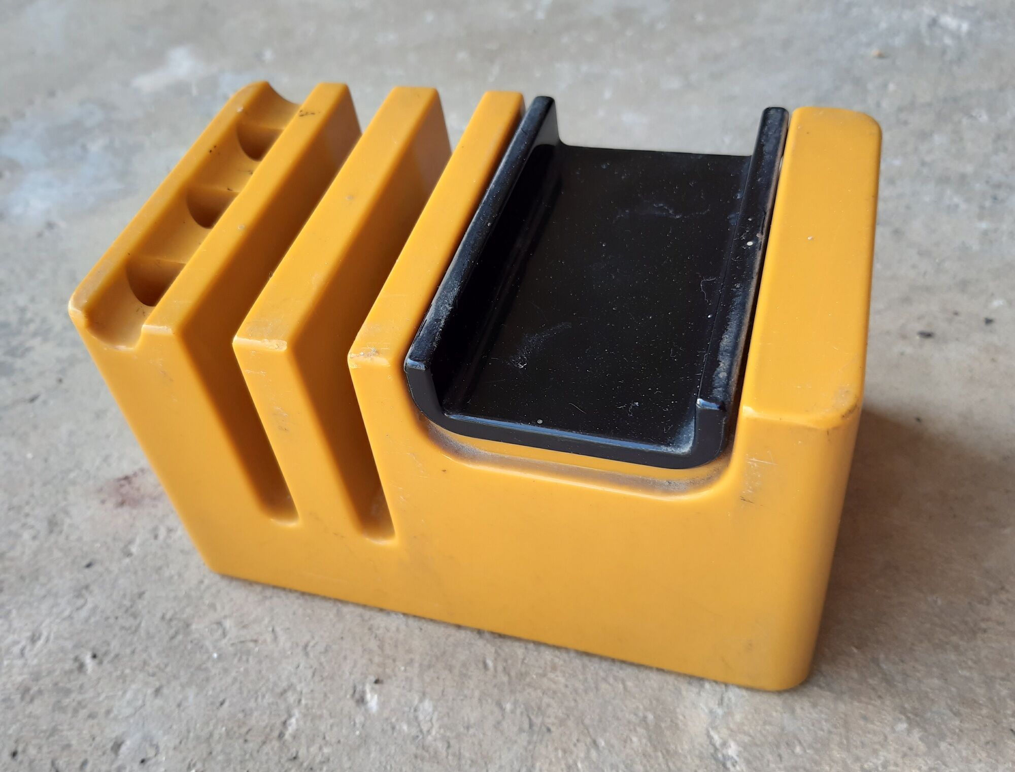 Pencil holder rests phone with waiting music, vintage 70s