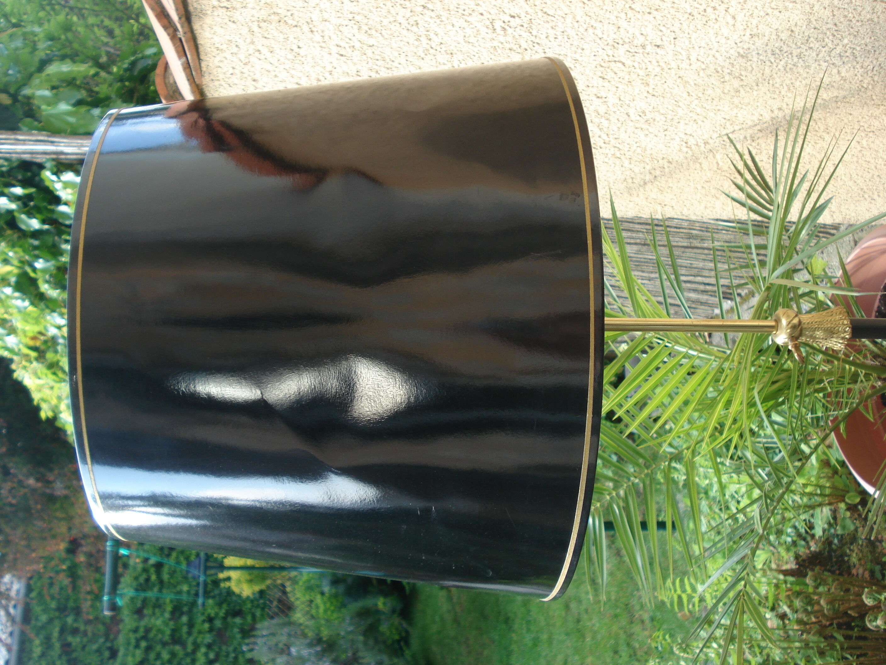 Black metal lamp and brass dore reglable tripod