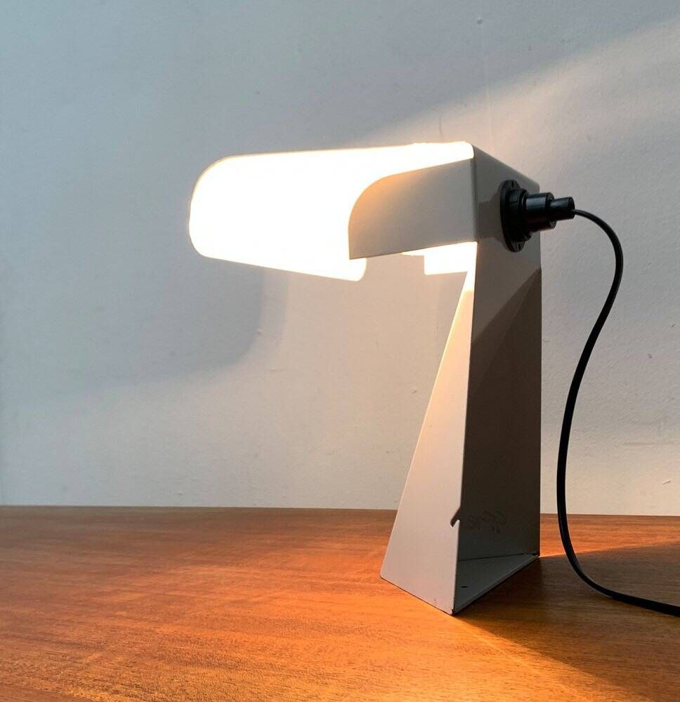 Lampe de table tole minimaliste italienne de l'âge spatial du milieu du siècle par G. Grego, années 1960.