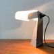 Lampe de table tole minimaliste italienne de l'âge spatial du milieu du siècle par G. Grego, années 1960.