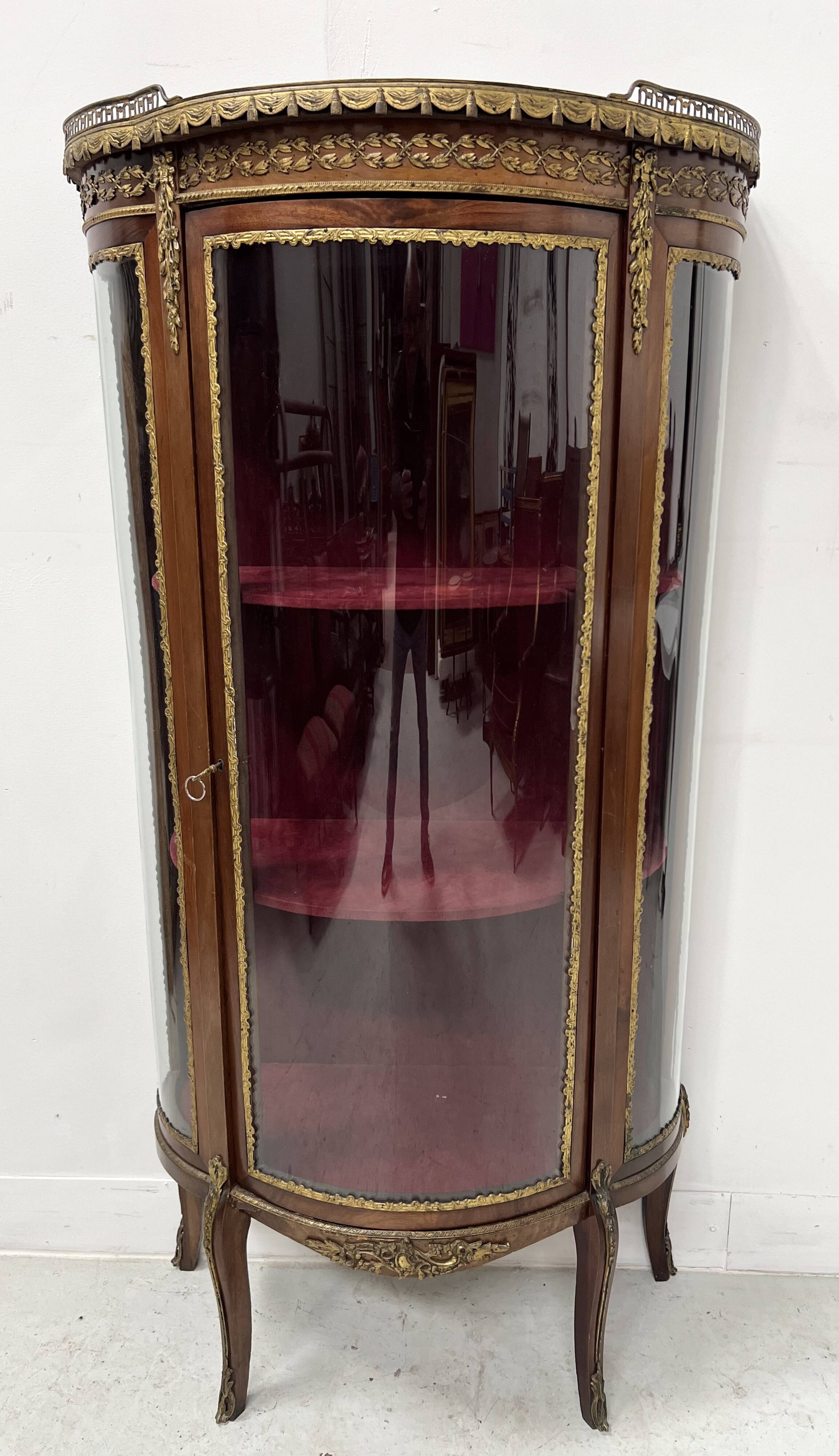 Napoleon III style curved display case in mahogany and veneer, 20th century