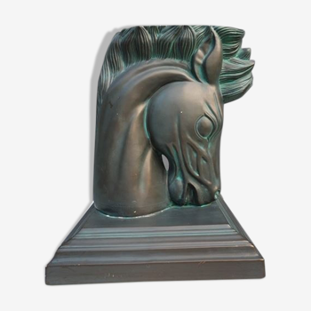 Sellettes sculptures représentant une tête de cheval stylisée Art Déco, sur un socle rectangulaire.
