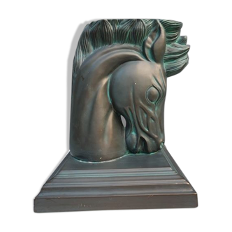 Saddles sculptures representing a stylized Art Deco horse head, on a rectangular base.