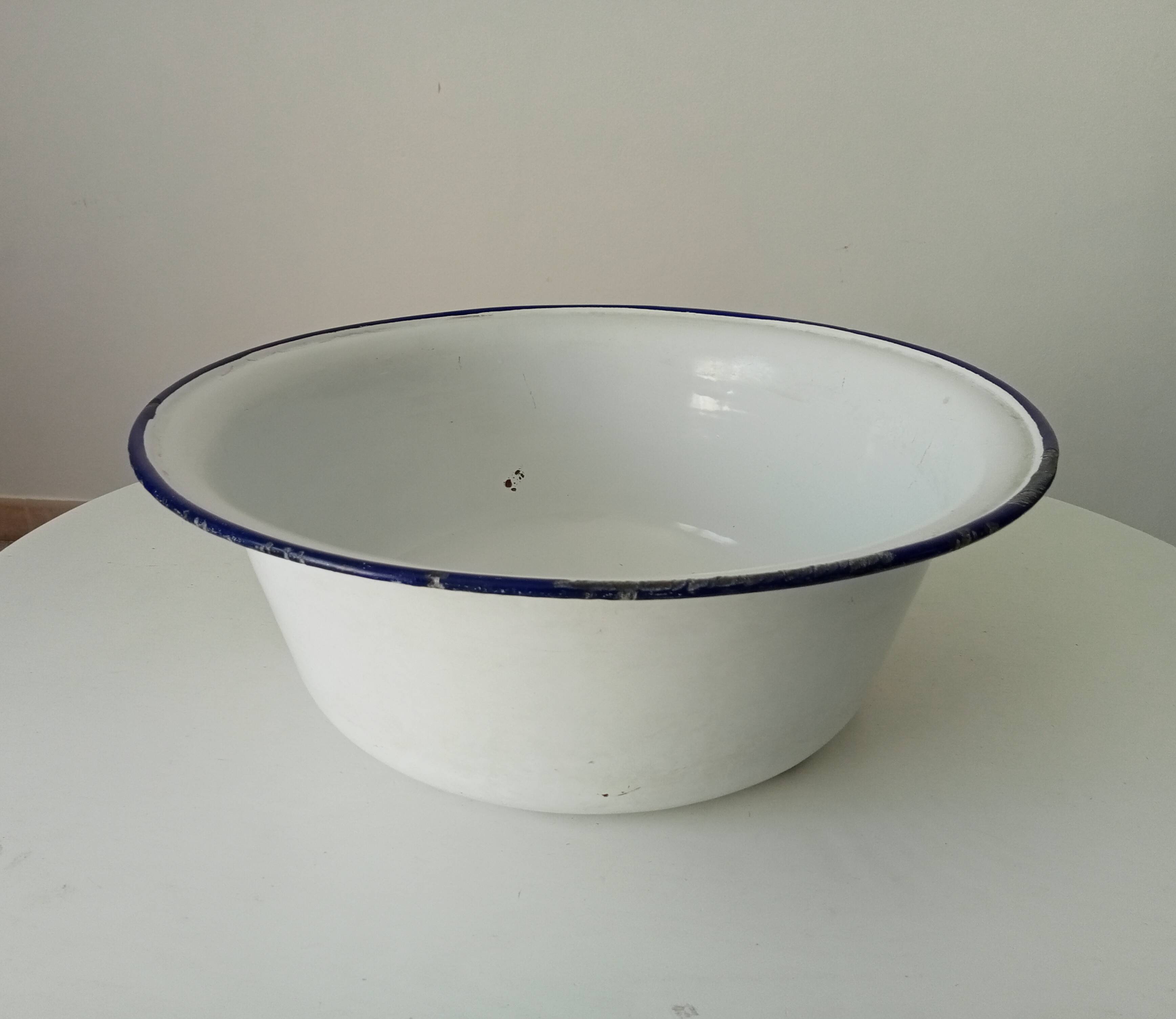 Old enameled basin