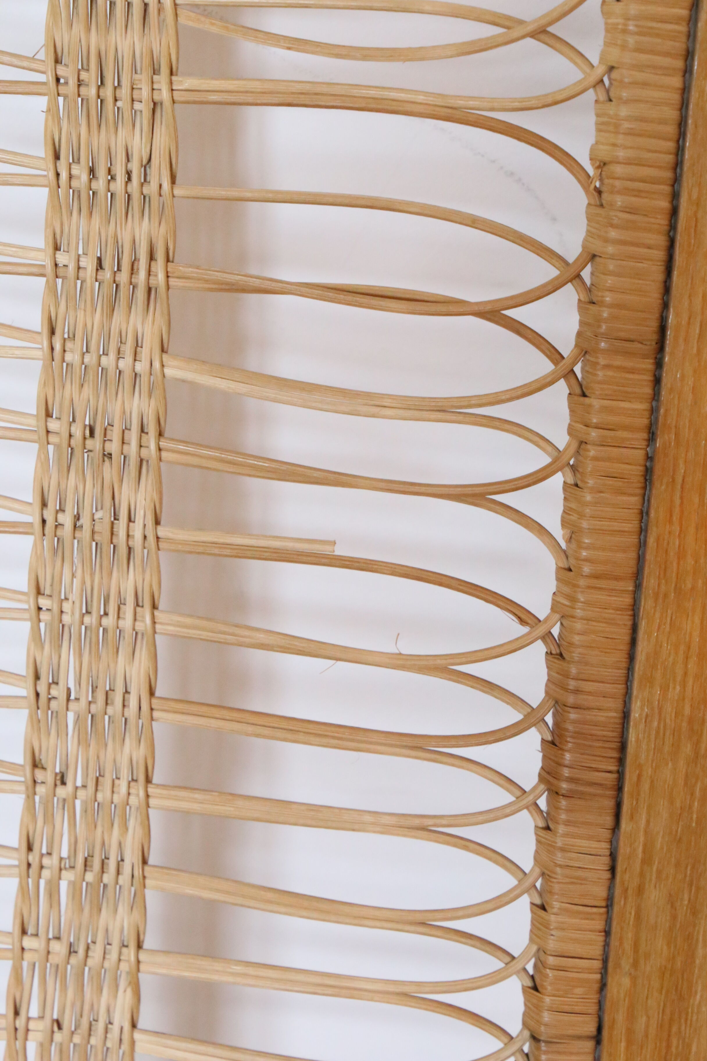 Child bed in curved wood and rattan