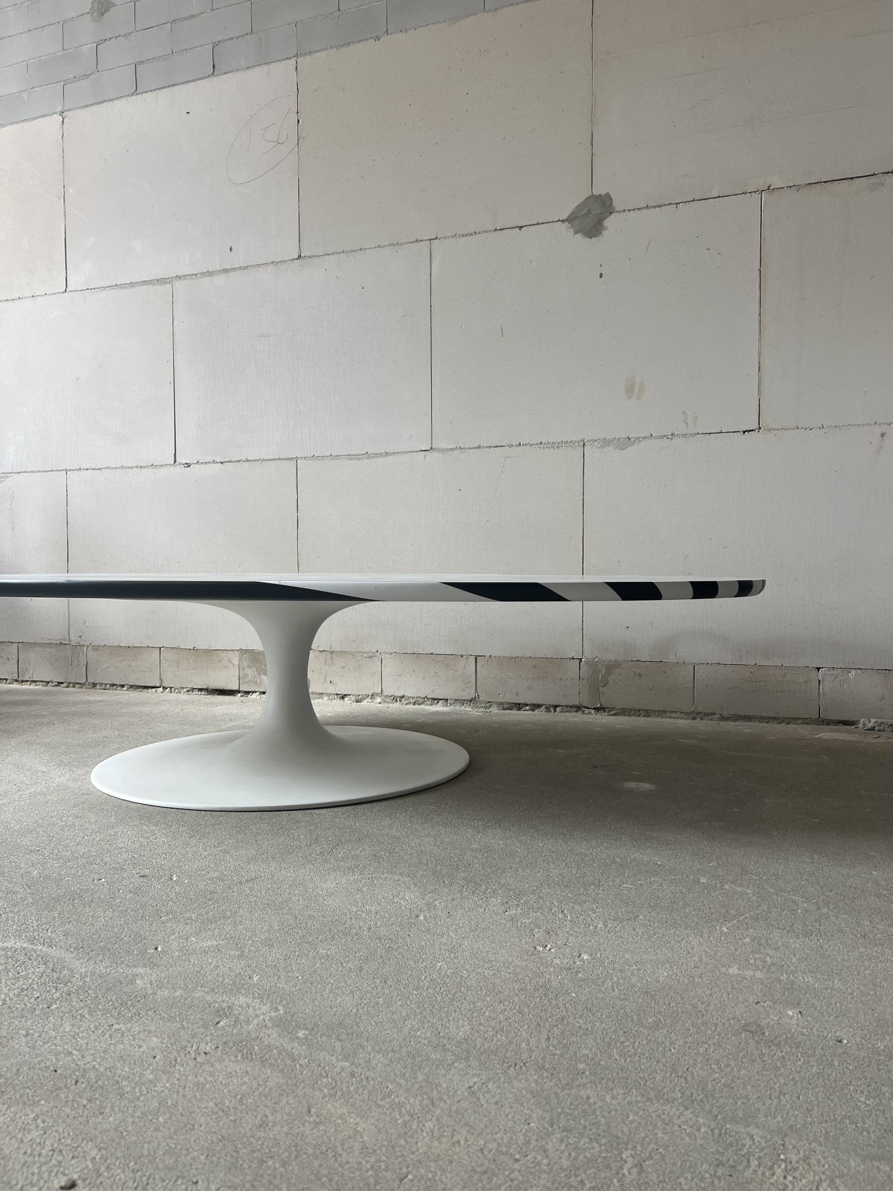 Table basse "Surfboard" de Maurice Burke pour Arkana, années 1960.