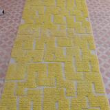 Tapis berbère marocain de couloir jaune citron à reliefs