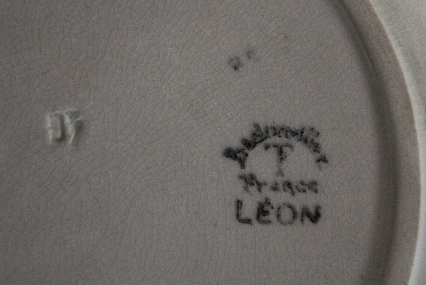 Leon round serving dish Badonviller