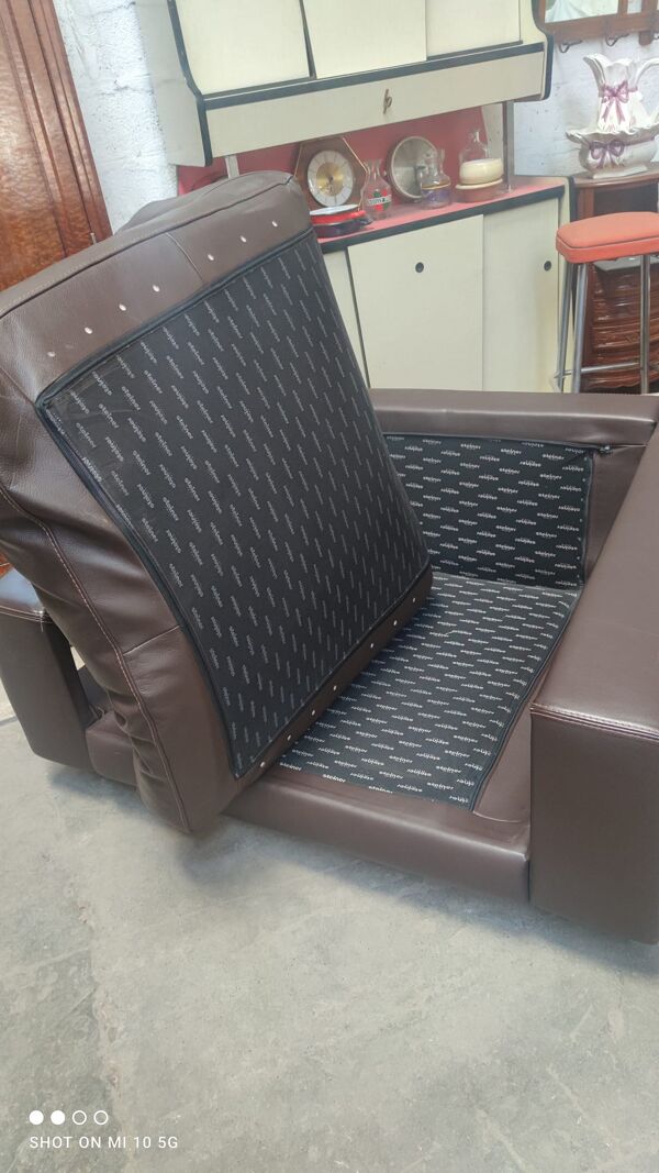 Fauteuil en cuir marron foncé de la maison steiner par le designer pascal daveluy modèle ranelagh