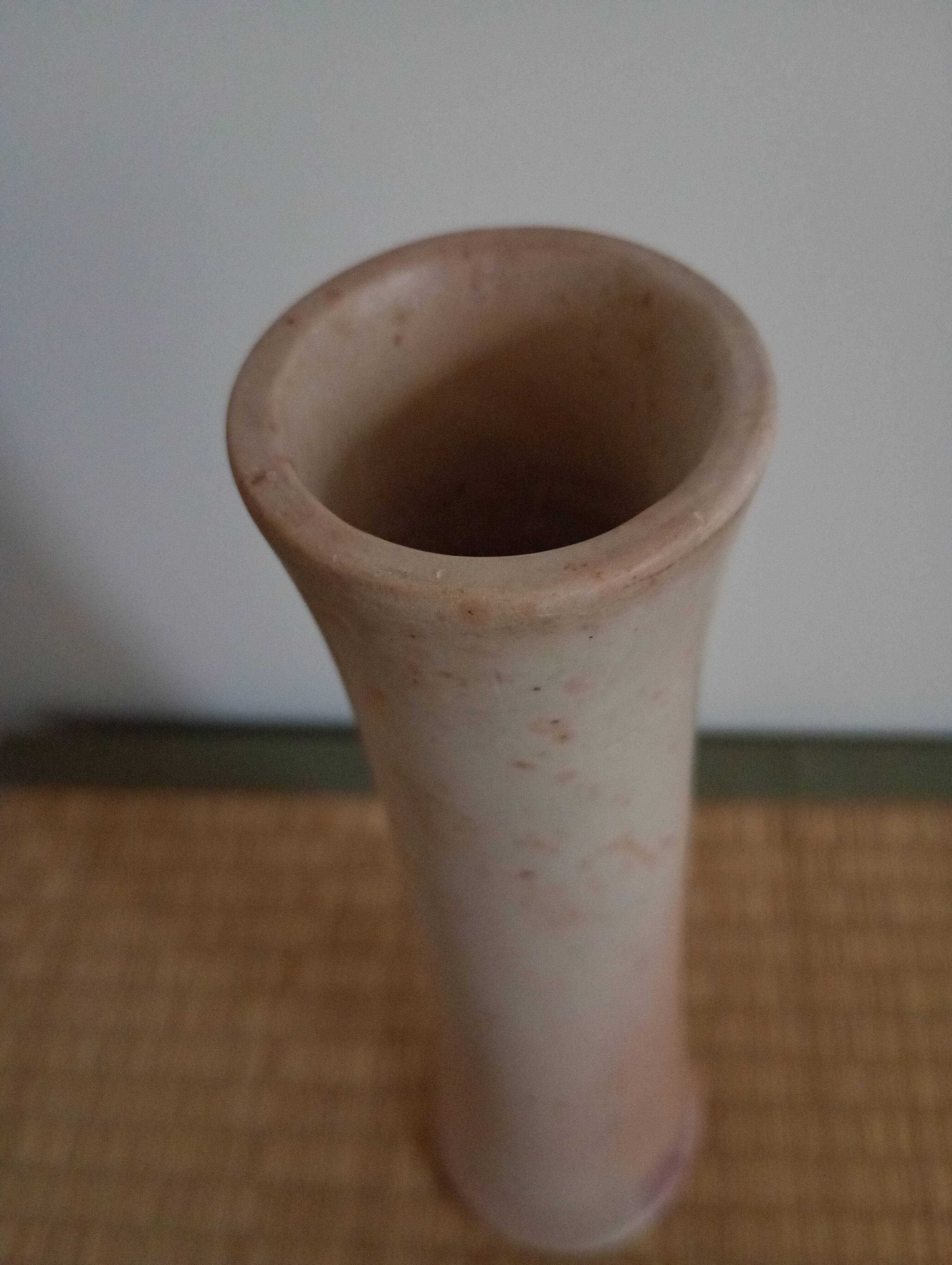 Vase haut en pierre sculptée rose-beige