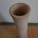 Vase haut en pierre sculptée rose-beige
