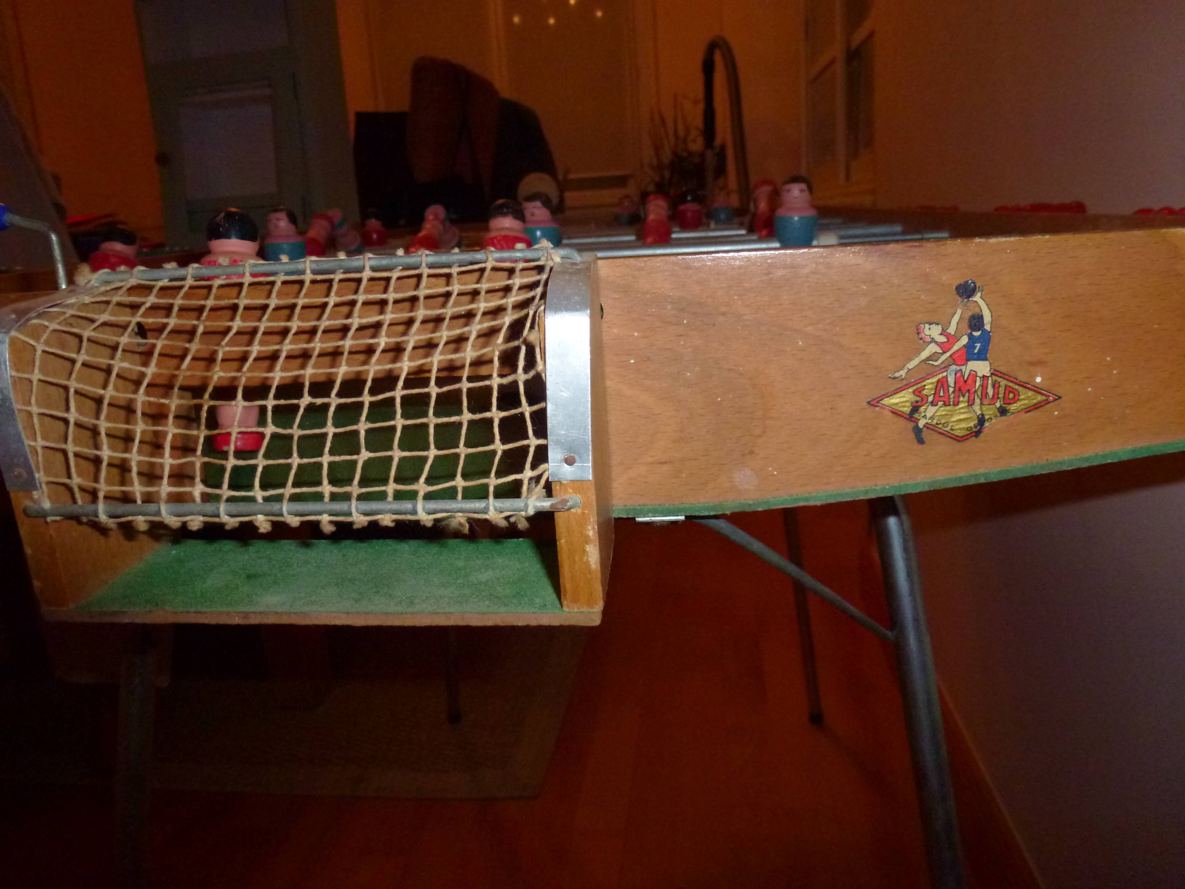 Pretty baby-foot child brand samub vintage year 60 in very good condition seen in years. bars slide very well.  all the colors are original.  with the goals 1.05 width 54cm top length 78cm