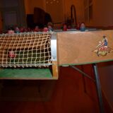 Pretty baby-foot child brand samub vintage year 60 in very good condition seen in years. bars slide very well.  all the colors are original.  with the goals 1.05 width 54cm top length 78cm