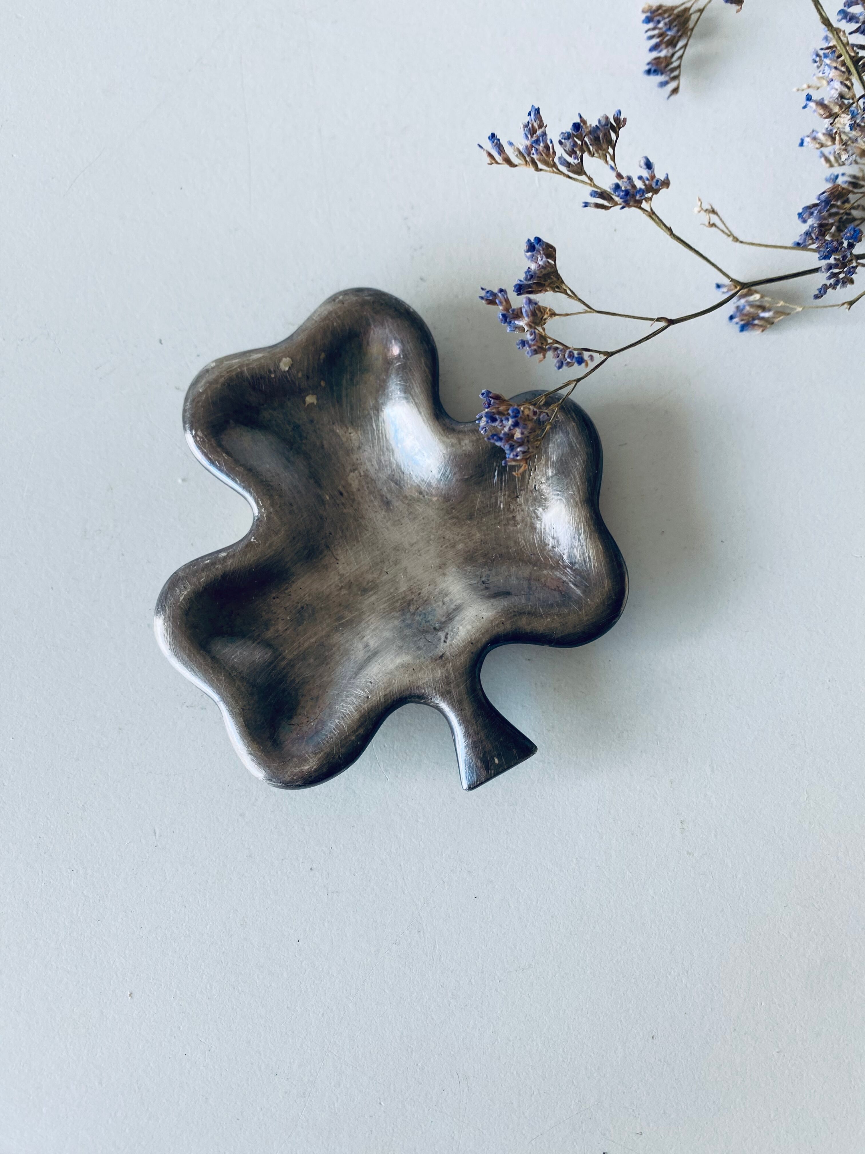 Empty pocket clover shape