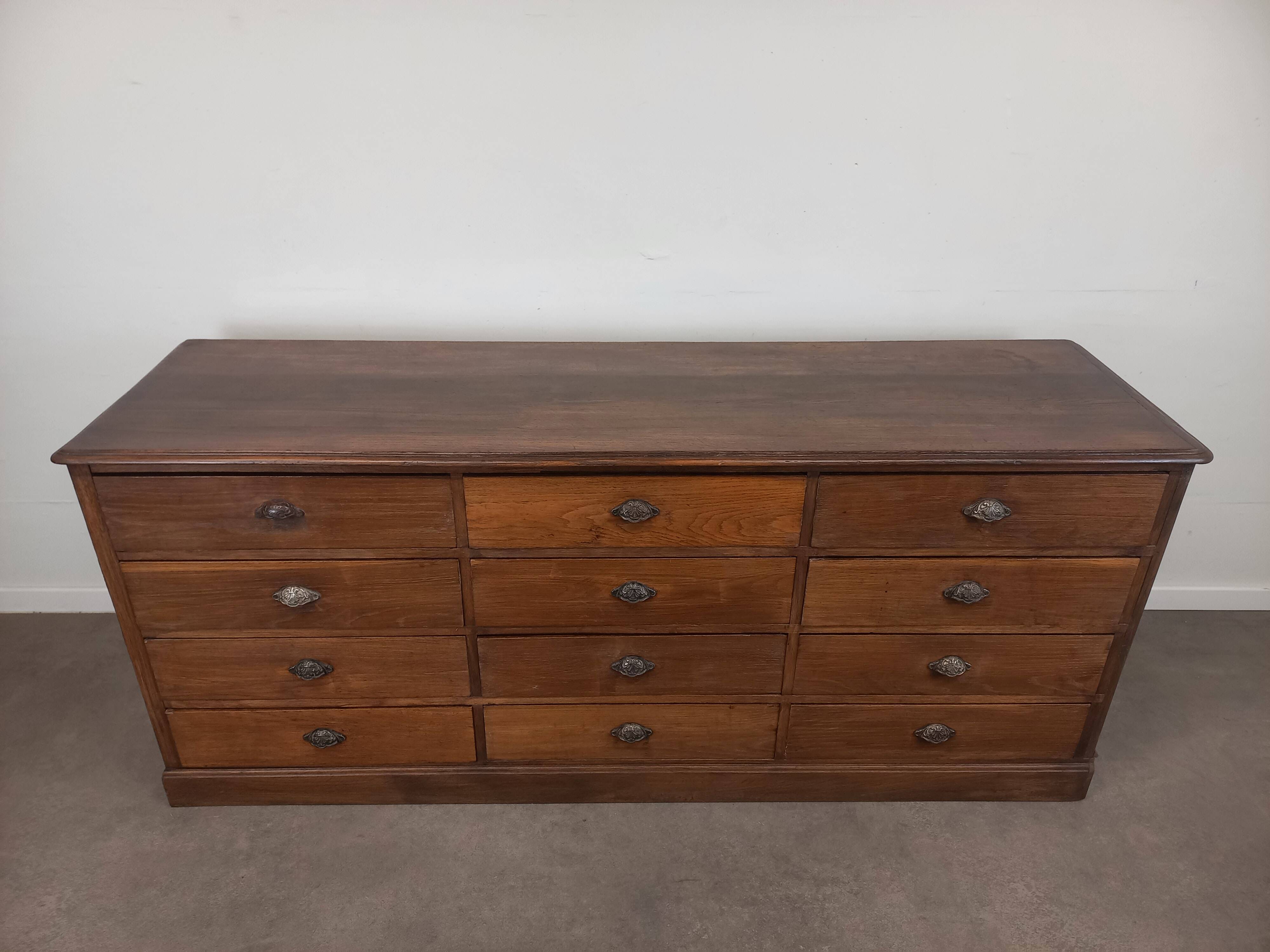 Banque de magasin à tiroirs en chêne