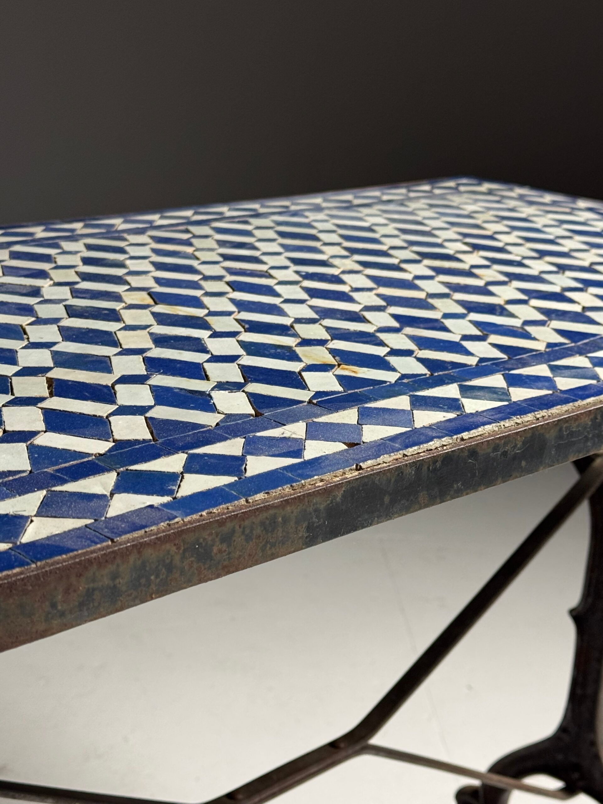 Table d'appoint en mosaïque et fonte