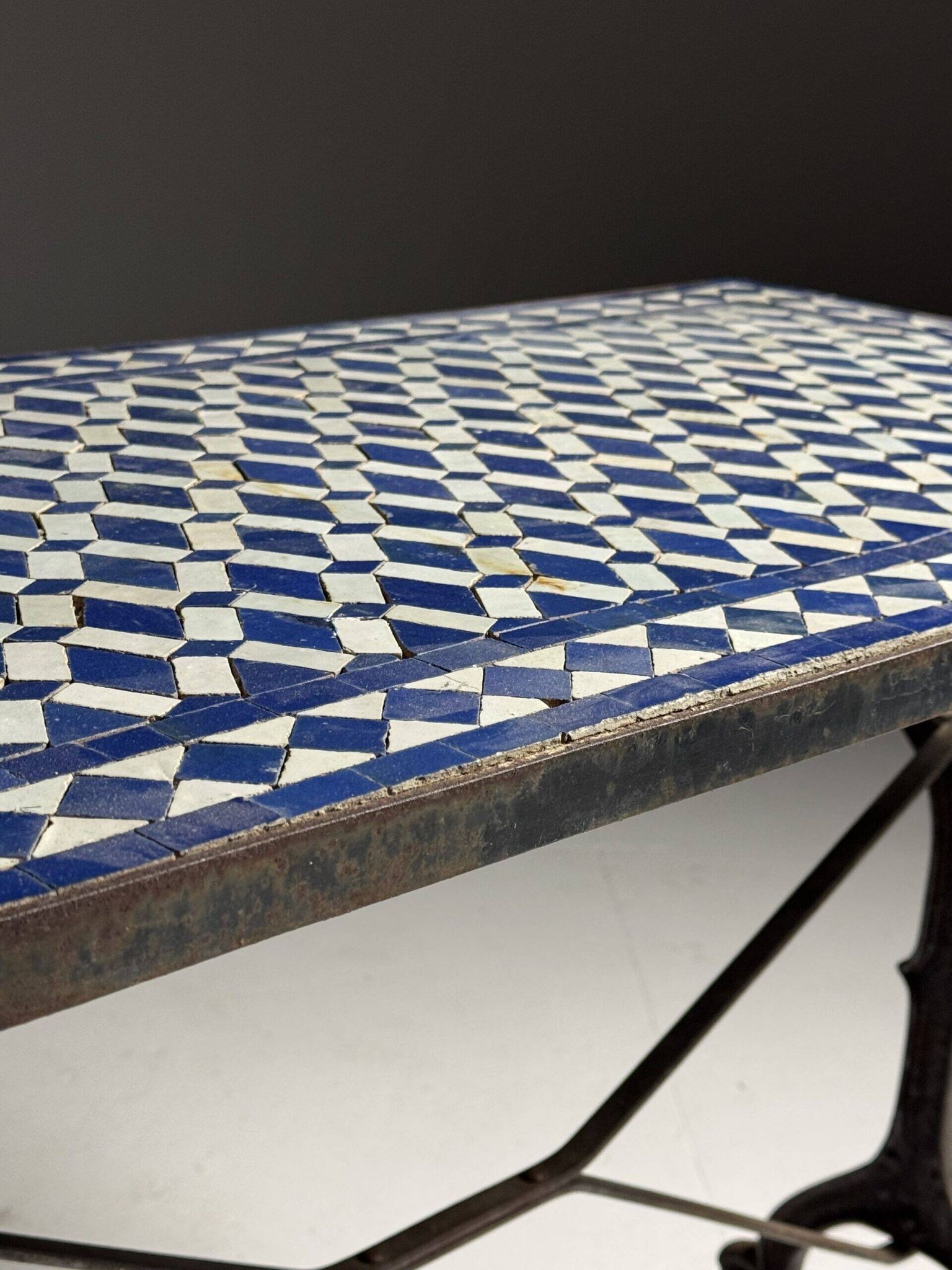Table d'appoint en mosaïque et fonte