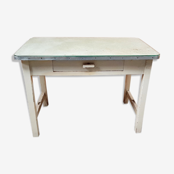 Ancienne table avec plaque vitrée et un tiroir
