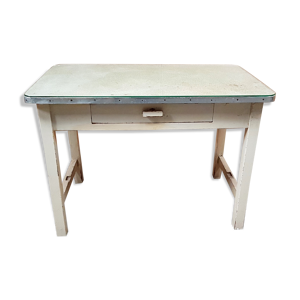 Ancienne table avec plaque