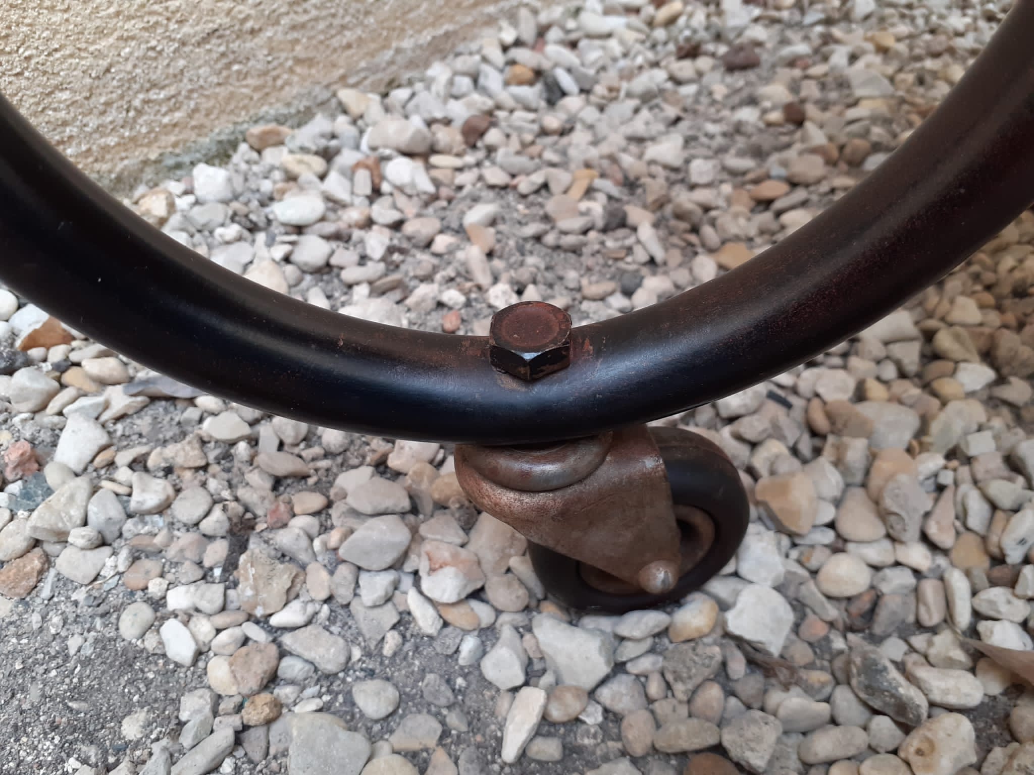 Red side table in Skaï