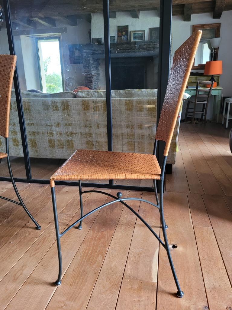 Glass and metal table and its 4 wicker chairs and glass Roche Bobois