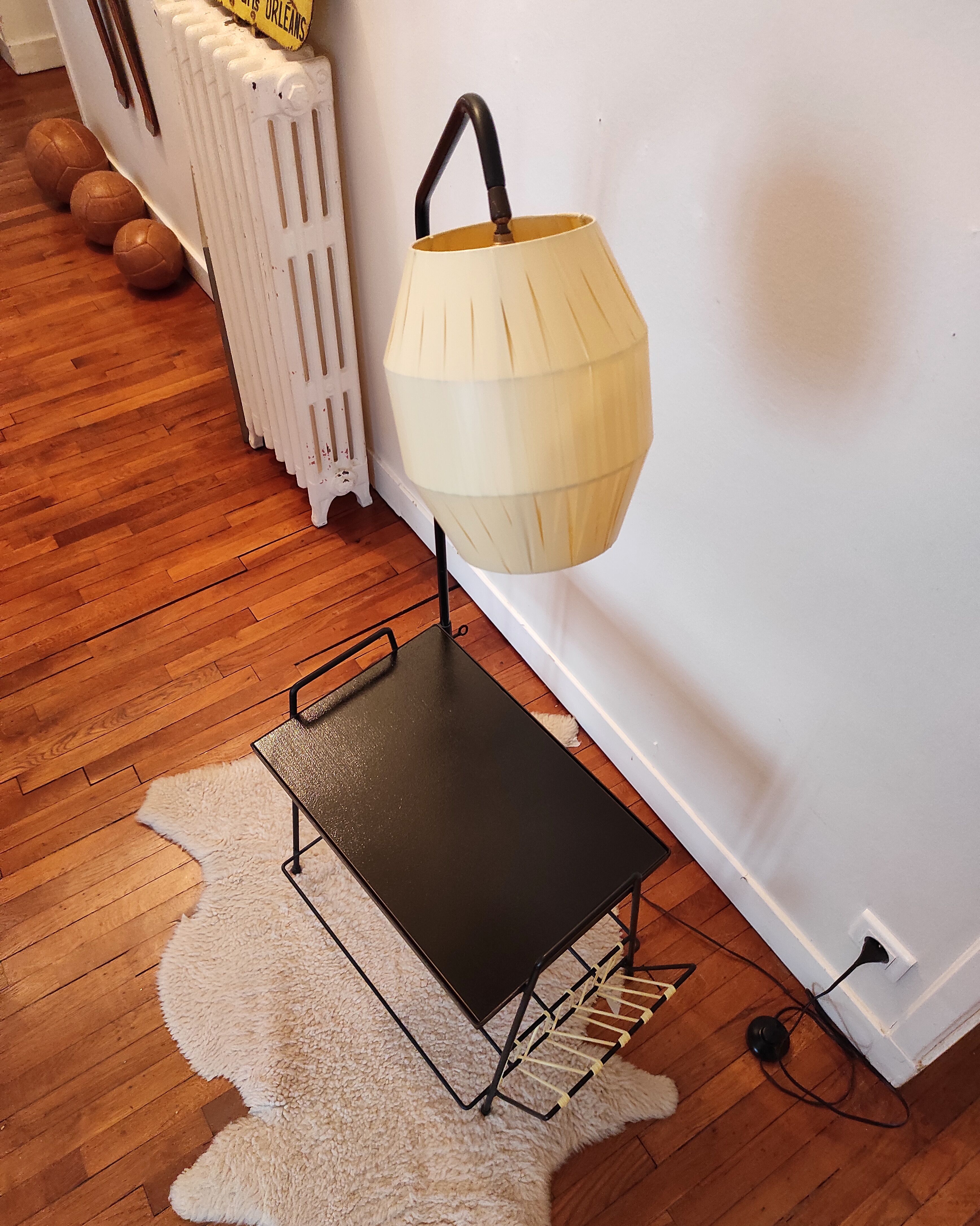 Lampadaire porte-revues