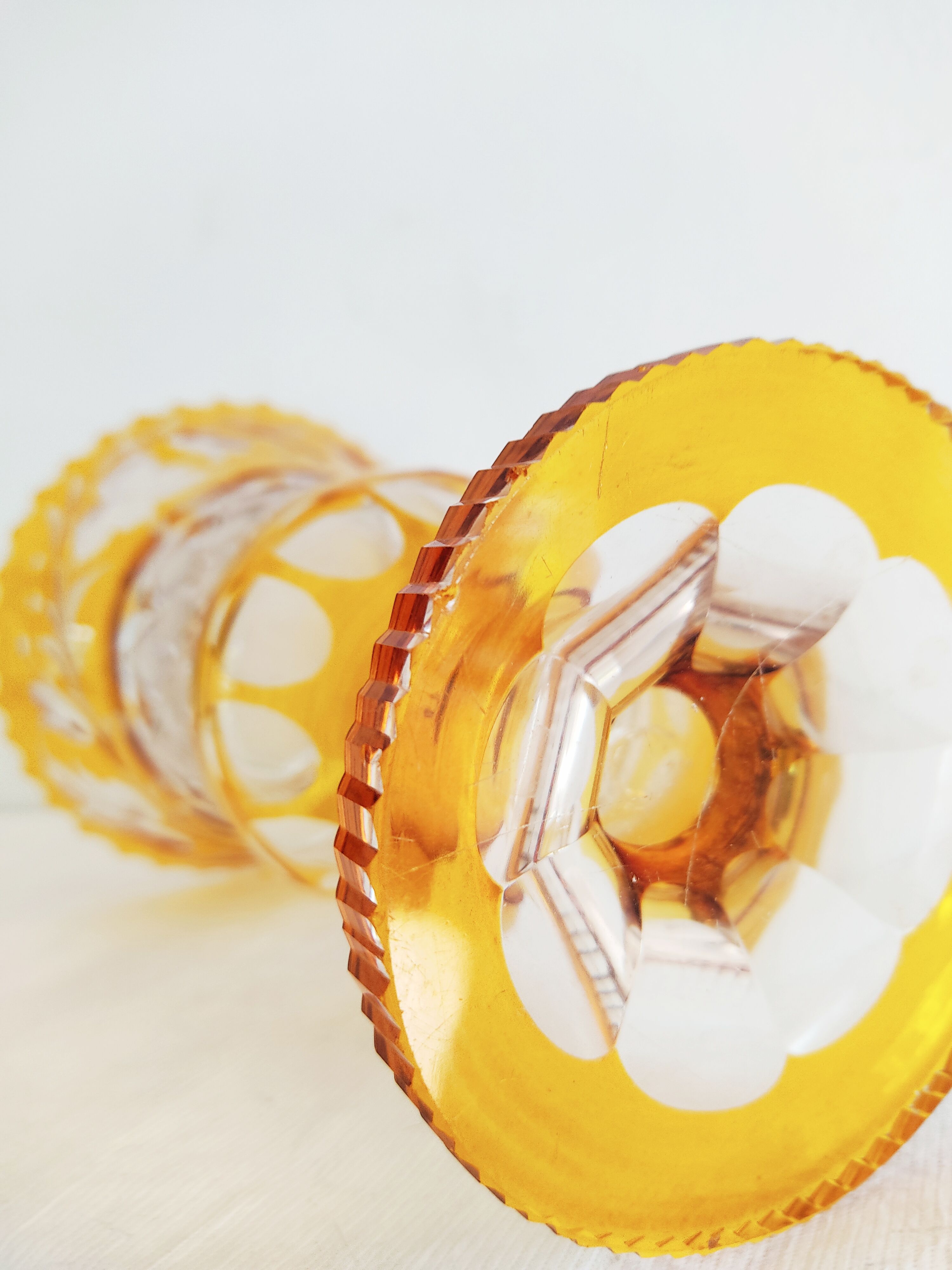 Vase verre doublé jaune fleurs incisées