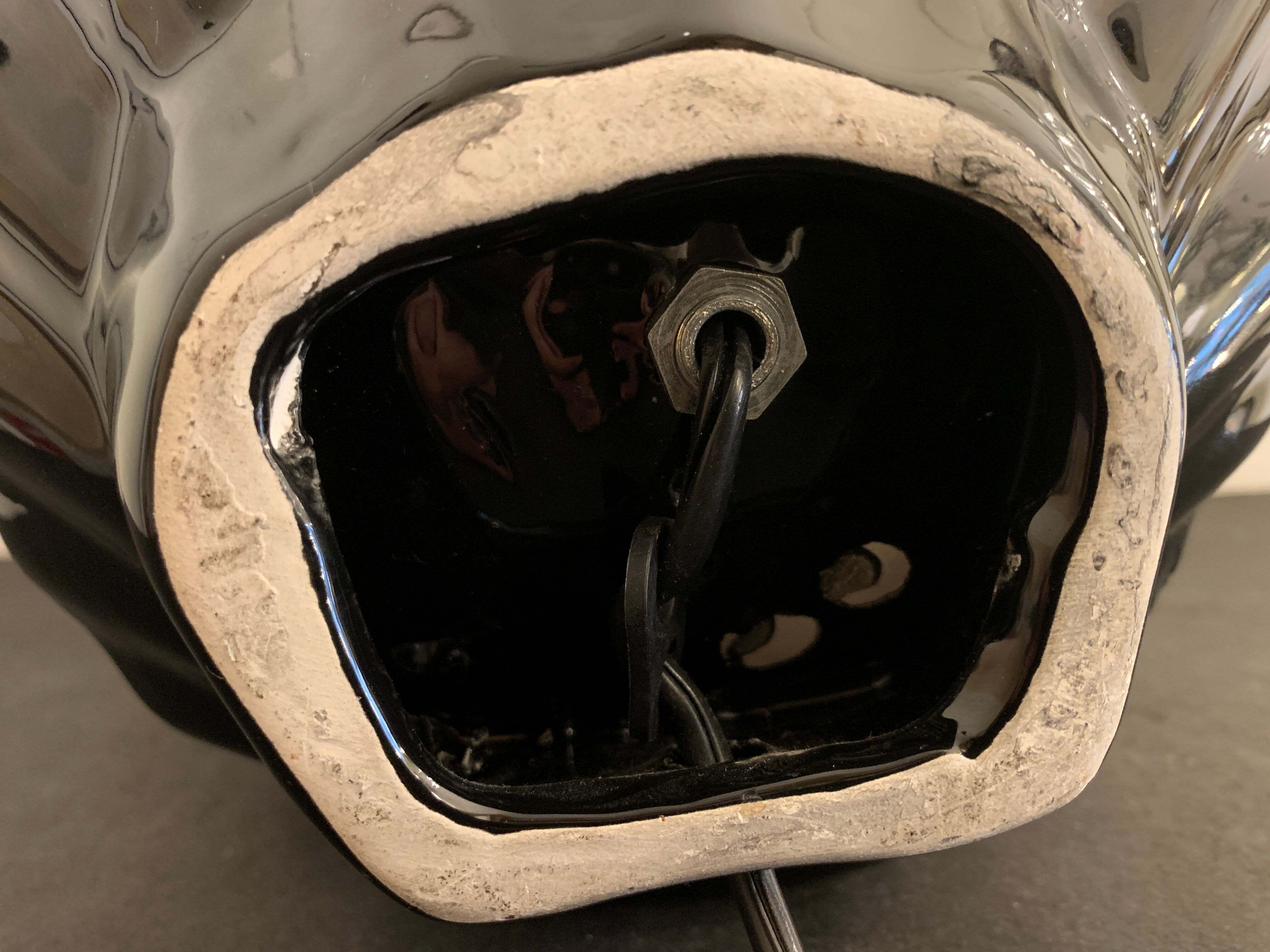 Black ceramic shell lamp and white opaline