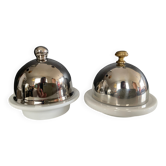 Duo de beurrier a cloche vintage en métal et porcelaine