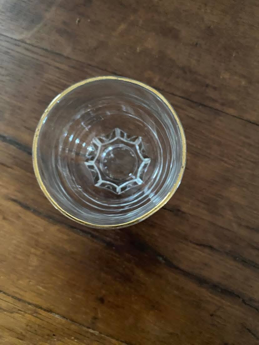 9 verres vintage au liseré doré .