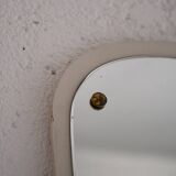 Miroir déco avec cadre en bois peint en blanc et détails dorés