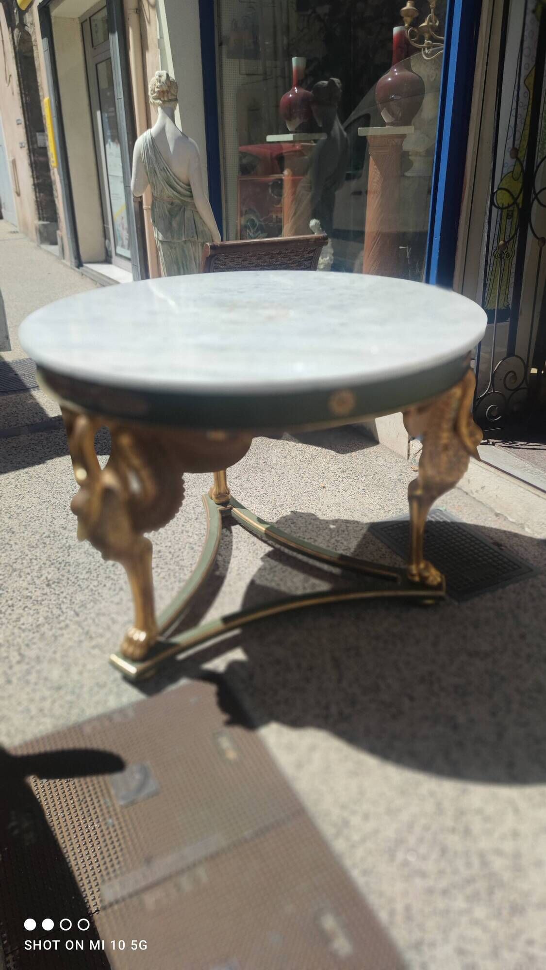 Table de milieu d'apparat en bois peint, doré et marbre carrare blanc