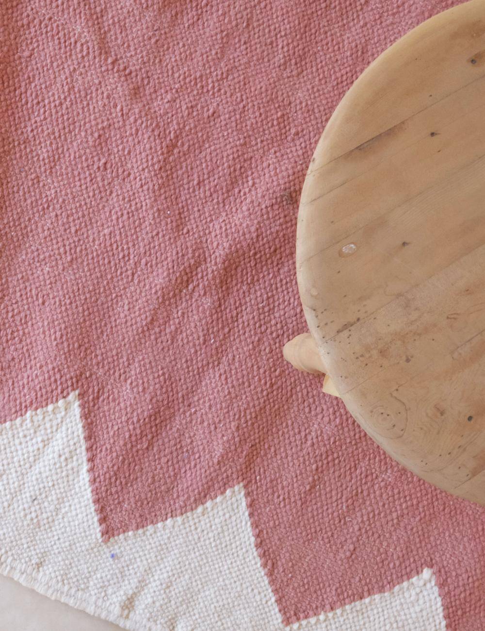 Tapis rose minimaliste