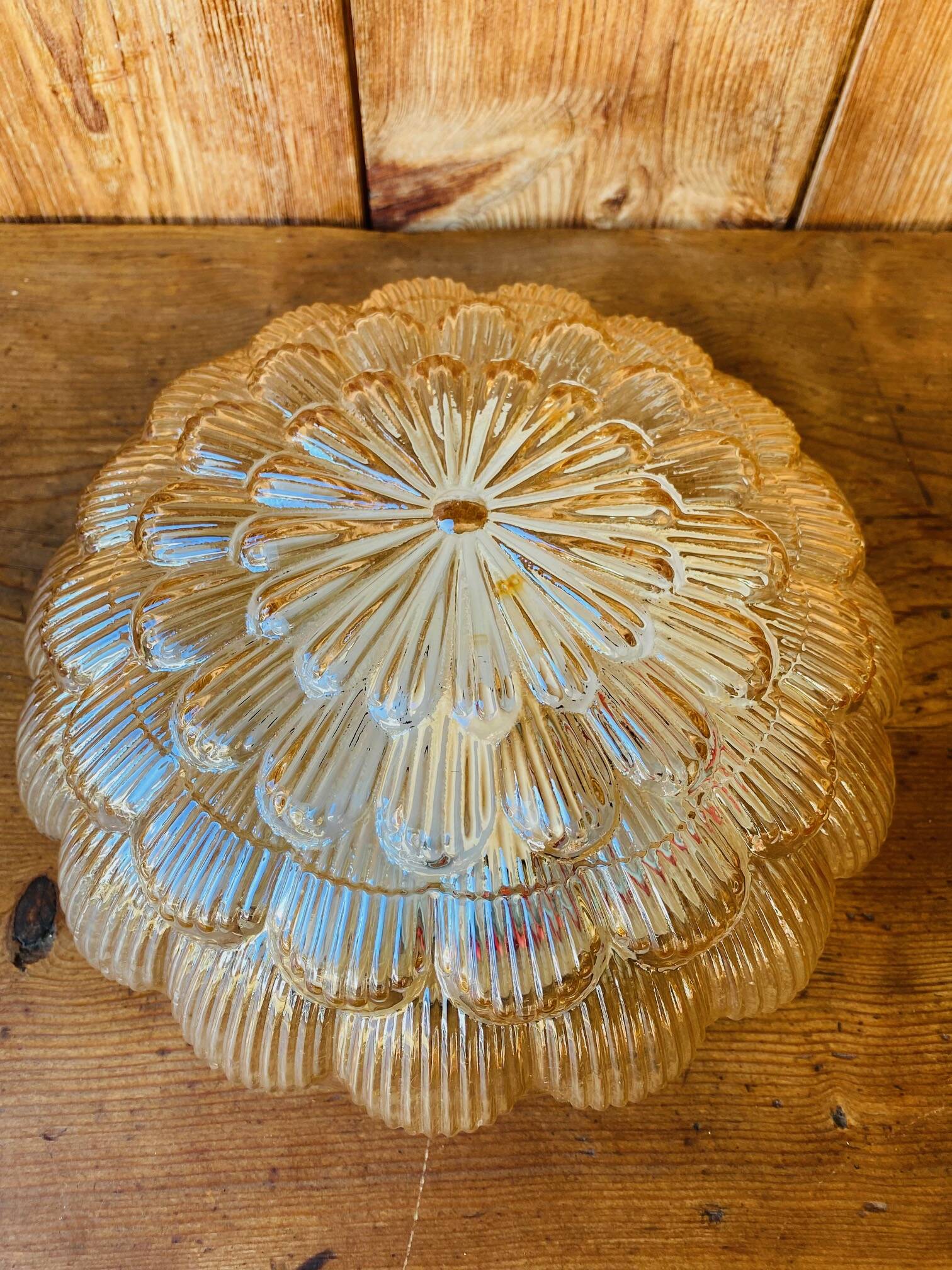Plafonnier en verre moulé ambré vintage.