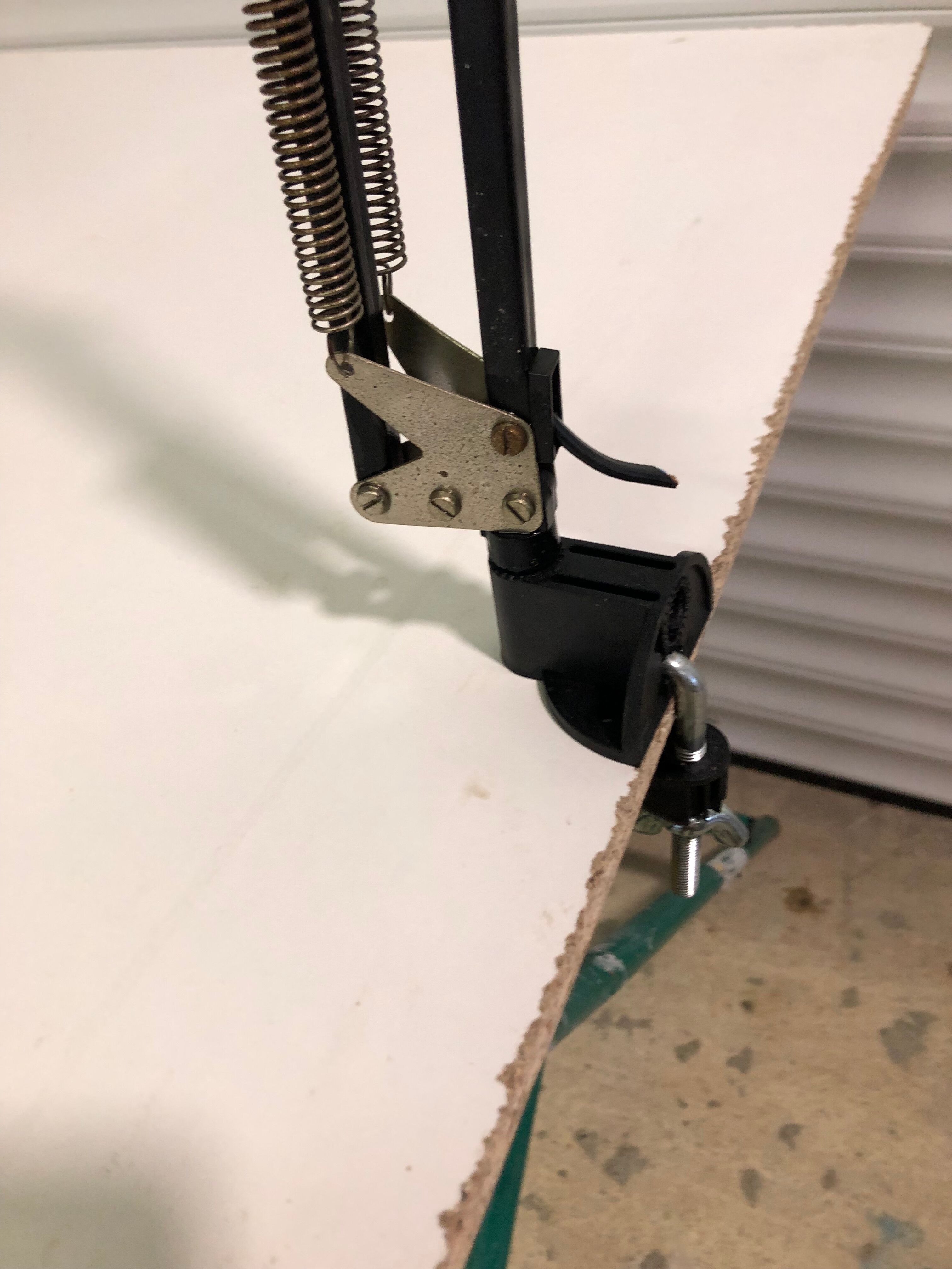Articulated desk lamp vice clamp