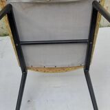 Chaise en métal noir et assise en simili cuir jaune