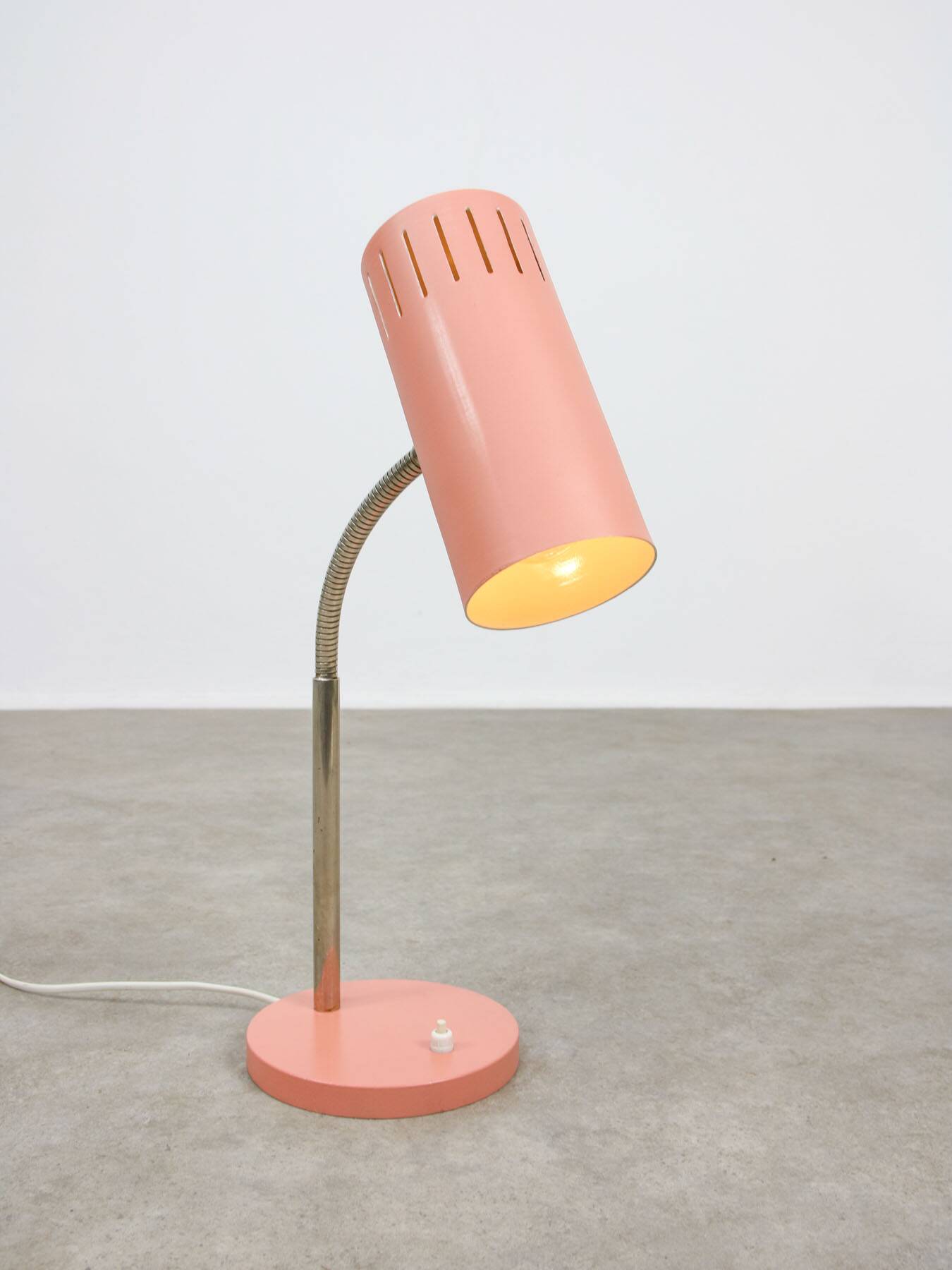 Mid-Century Modern Italian Table Lamp in Salmon and ChromeMid-Century Itali