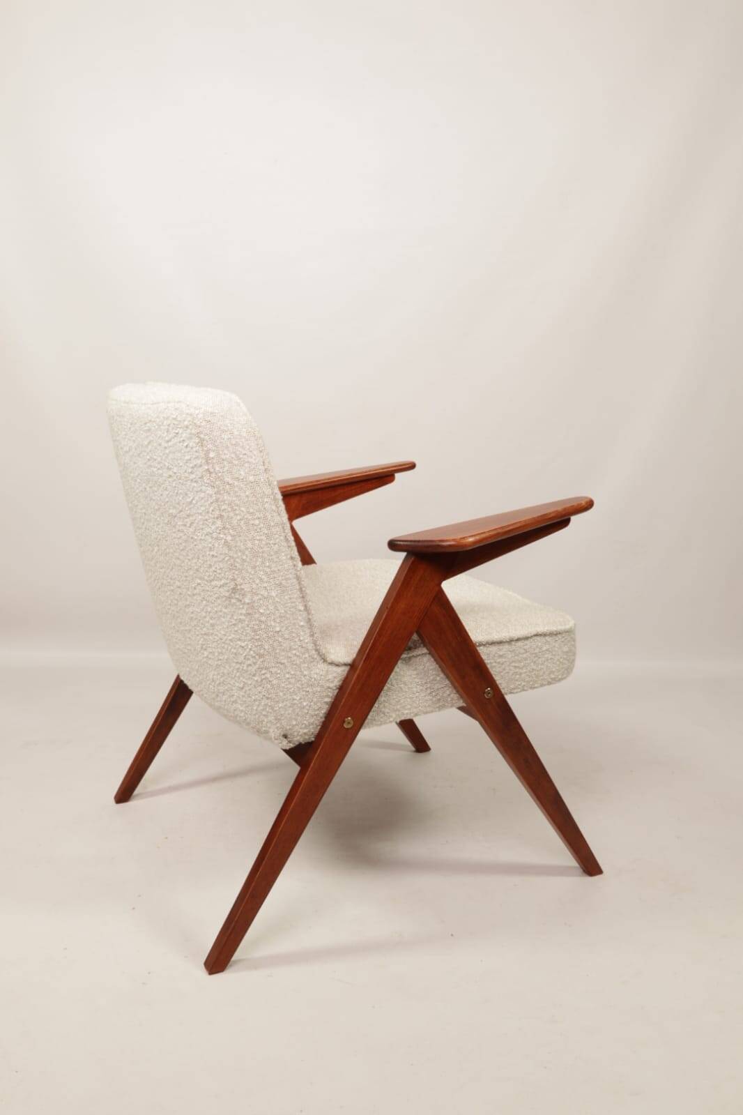 Fauteuil Bouclè de J. Chierowski, 1960 Pologne, Fauteuil en bois Design scandinave