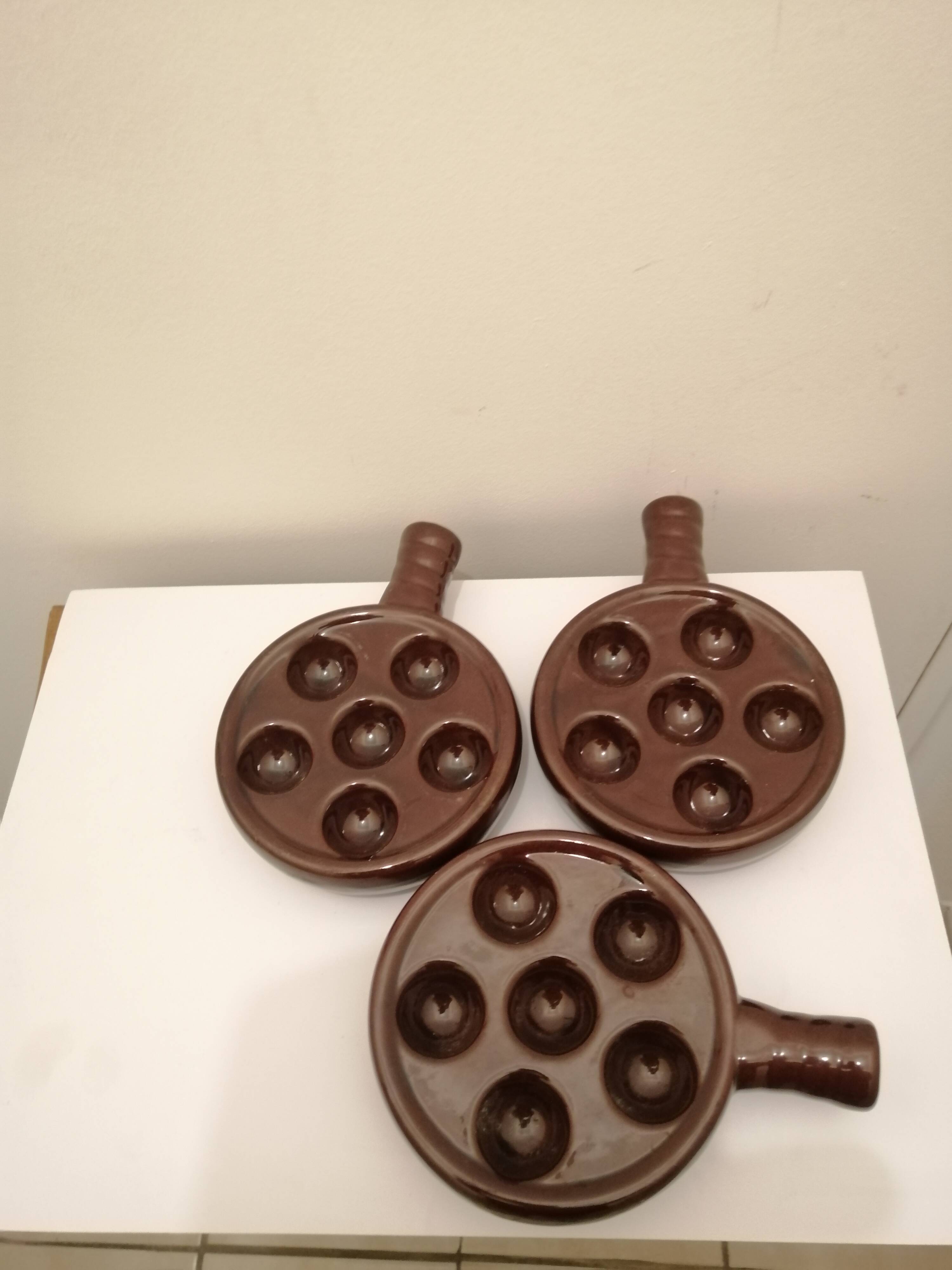 Set of ceramic snail dishes